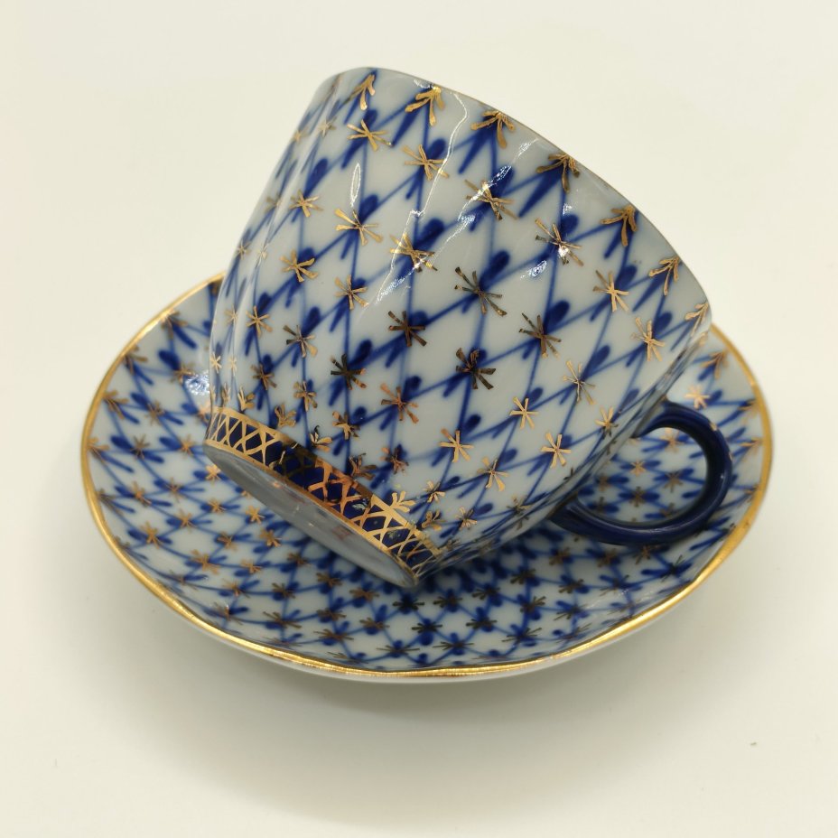 Пара кофейная "Кобальтовая сетка", автор формы "Тюльпан" С.Е. Яковлева, автор рисунка А.А. Яцкевич, фарфор, деколь, золочение, Ленинградский фарфоровый завод (ЛФЗ), СССР, 1970-1991 гг.