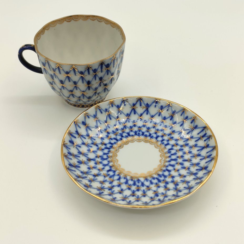 Пара кофейная "Кобальтовая сетка", автор формы "Тюльпан" С.Е. Яковлева, автор рисунка А.А. Яцкевич, фарфор, деколь, золочение, Ленинградский фарфоровый завод (ЛФЗ), СССР, 1970-1991 гг.