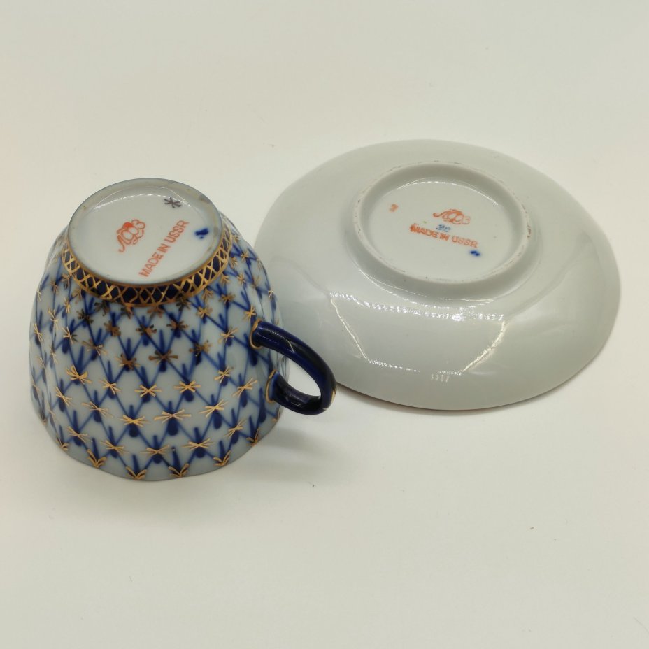 Пара кофейная "Кобальтовая сетка", автор формы "Тюльпан" С.Е. Яковлева, автор рисунка А.А. Яцкевич, фарфор, деколь, золочение, Ленинградский фарфоровый завод (ЛФЗ), СССР, 1970-1991 гг.