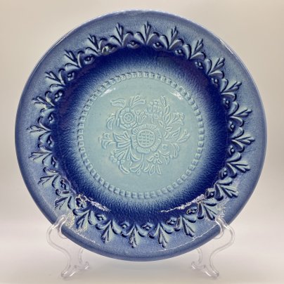Тарелка синего цвета с рельефным цветочным орнаментом, фаянс, аэрография, Ленинградский завод «Стройфаянс», СССР, 1972-1990 гг.