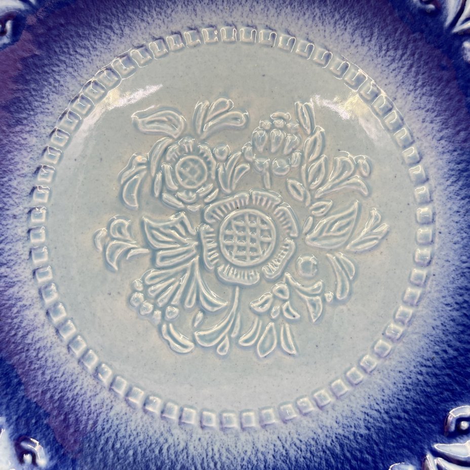 Тарелка синего цвета с рельефным цветочным орнаментом, фаянс, аэрография, Ленинградский завод «Стройфаянс», СССР, 1972-1990 гг.
