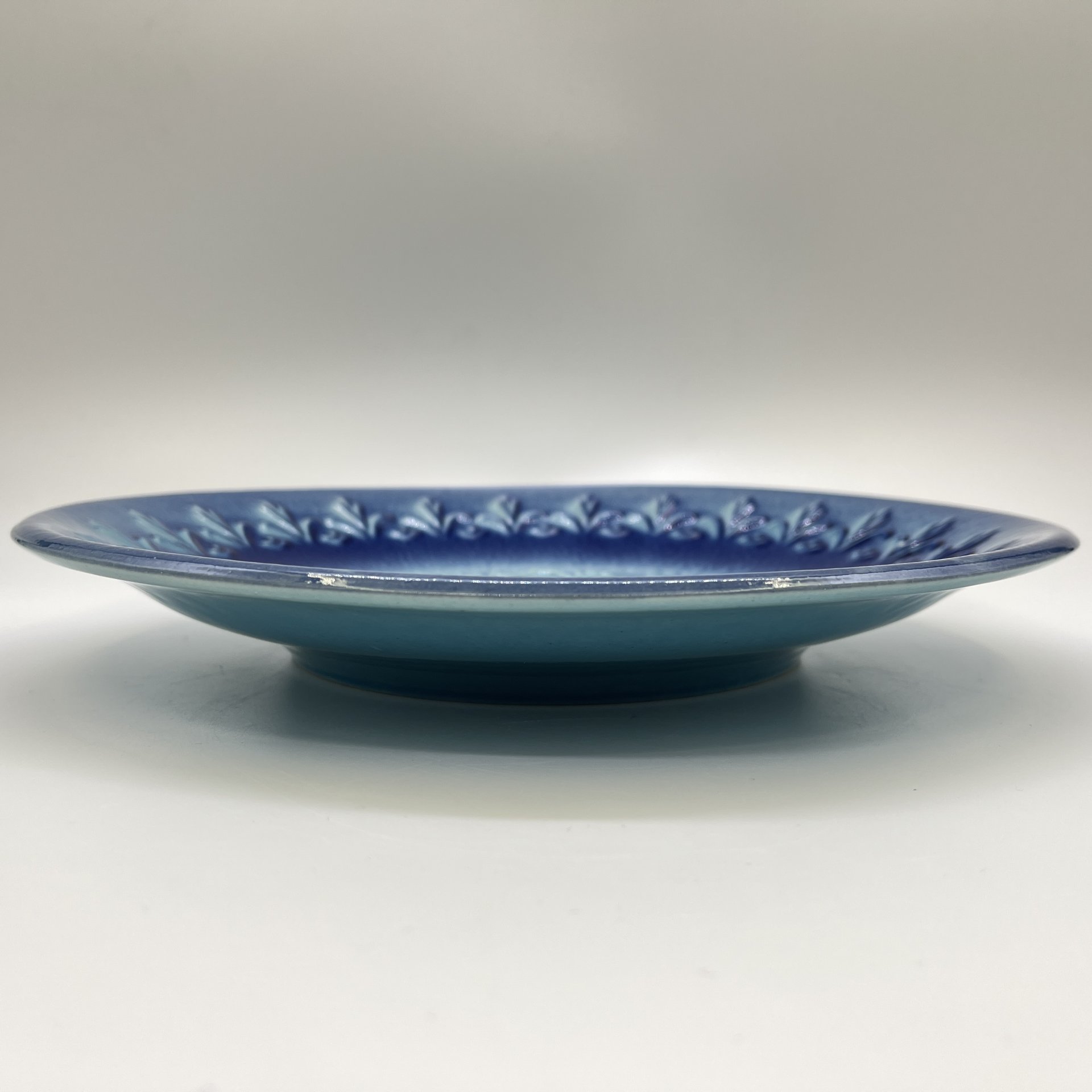 Тарелка синего цвета с рельефным цветочным орнаментом, фаянс, аэрография, Ленинградский завод «Стройфаянс», СССР, 1972-1990 гг.