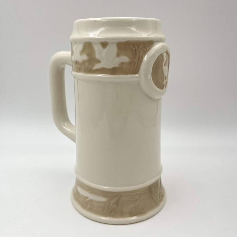 Кружка пивная, декорированная изображением птиц