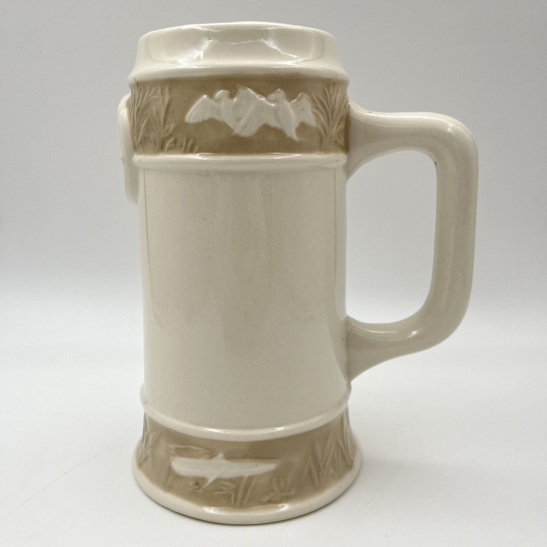 Кружка пивная, декорированная изображением птиц