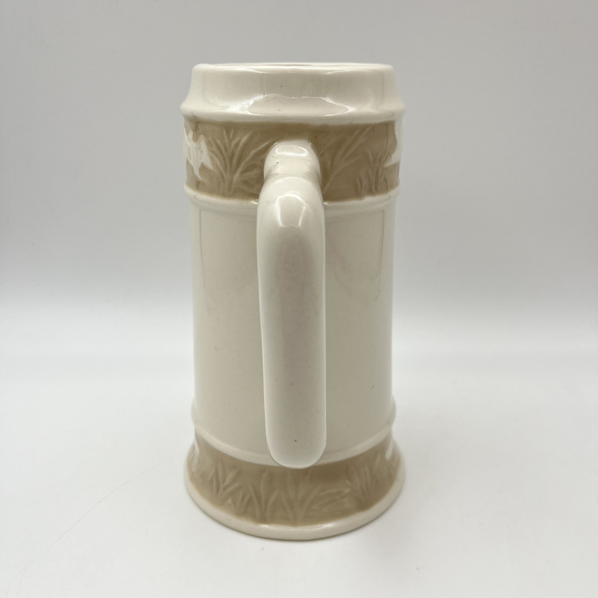 Кружка пивная, декорированная изображением птиц