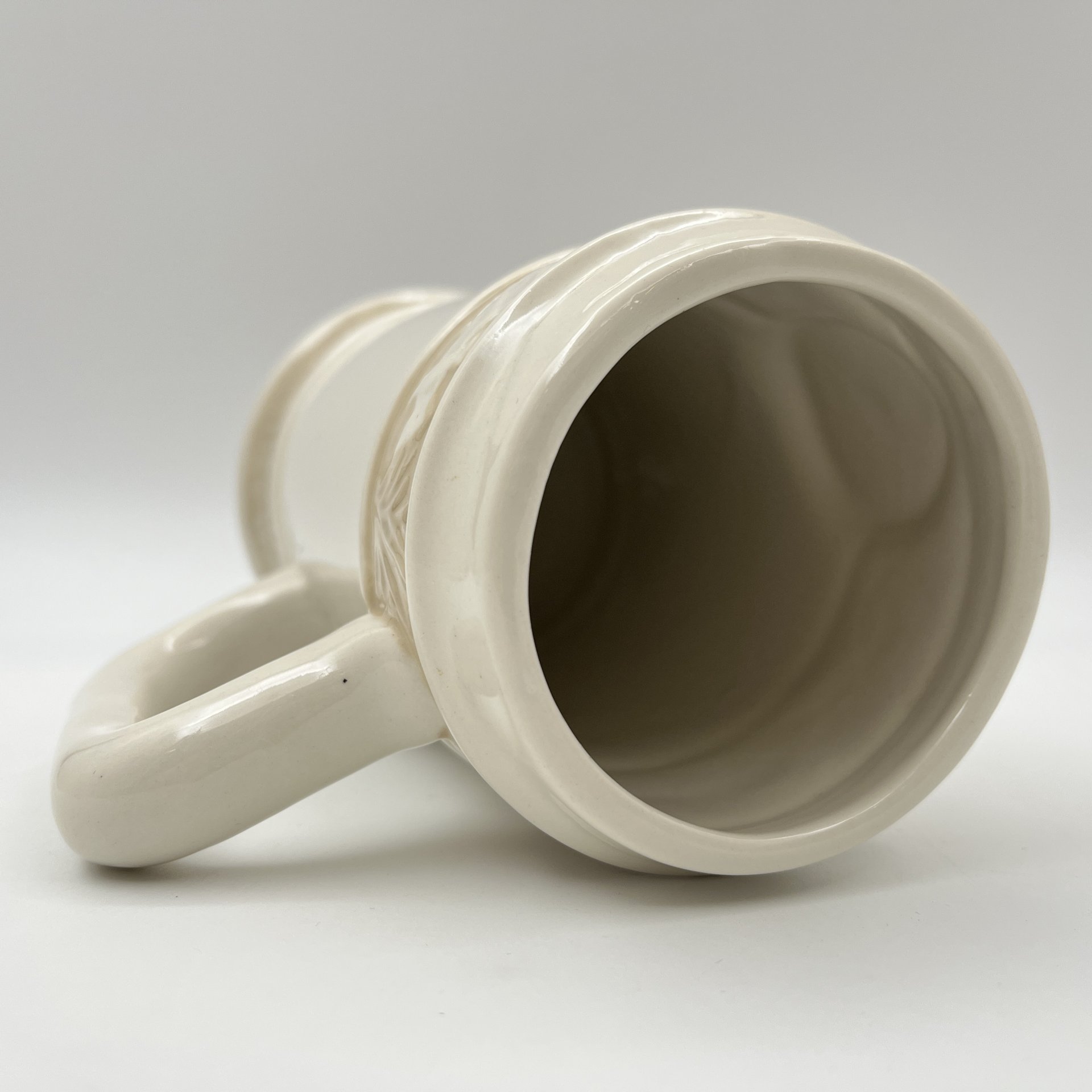 Кружка пивная, декорированная изображением птиц