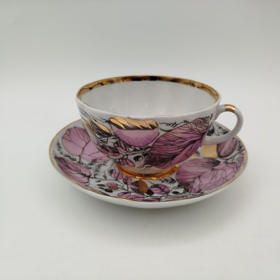 Чайная пара "Мой сад" в розовом оттенке, (из серии "Времена года"), форма "Тюльпан", автор формы С.Е. Яковлева, автор росписи Н.П. Славина, фарфор, деколь, люстр, золочение, Ленинградский фарфоровый завод (ЛФЗ), СССР, 1970-1991 гг.