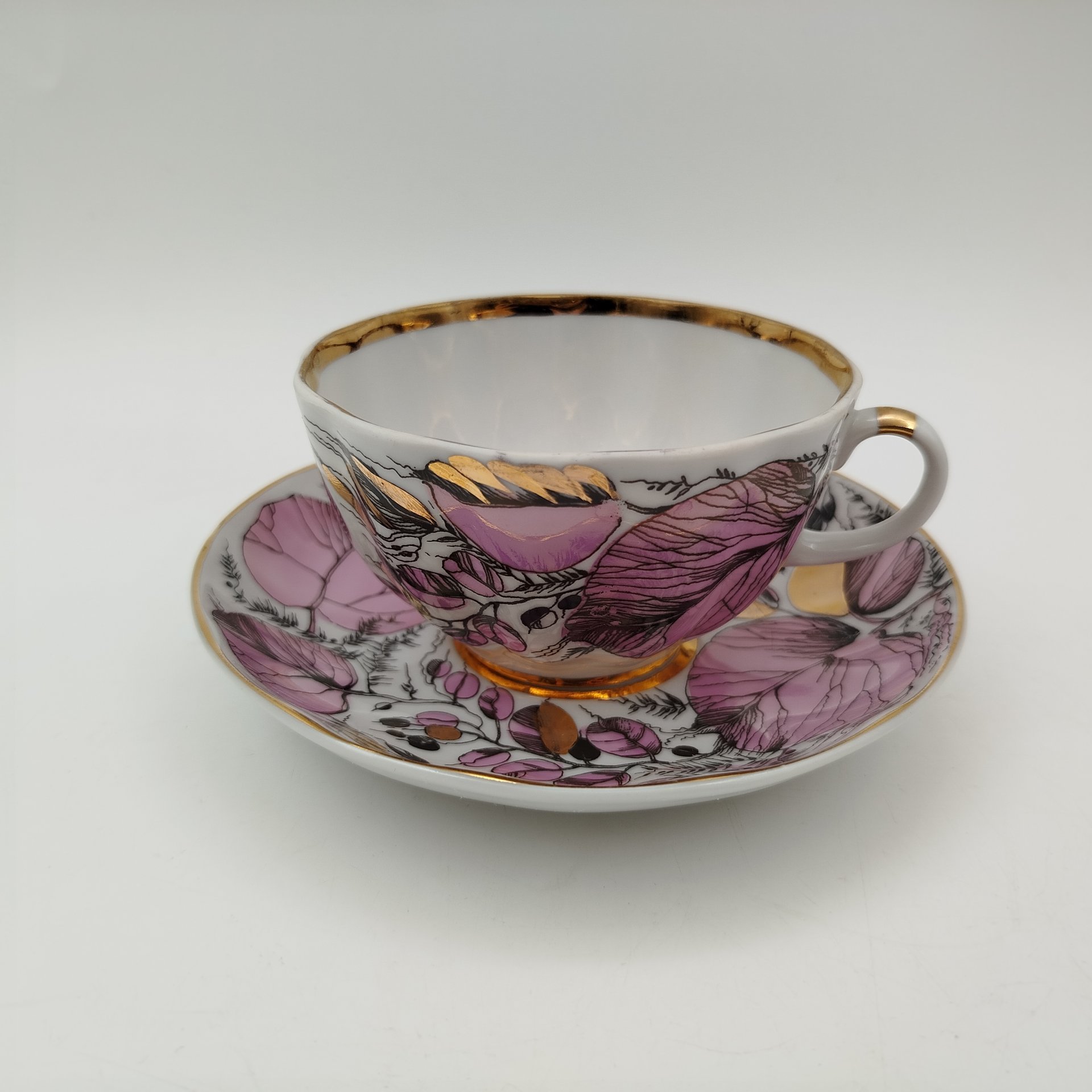 Чайная пара "Мой сад" в розовом оттенке, (из серии "Времена года"), форма "Тюльпан", автор формы С.Е. Яковлева, автор росписи Н.П. Славина, фарфор, деколь, люстр, золочение, Ленинградский фарфоровый завод (ЛФЗ), СССР, 1970-1991 гг.