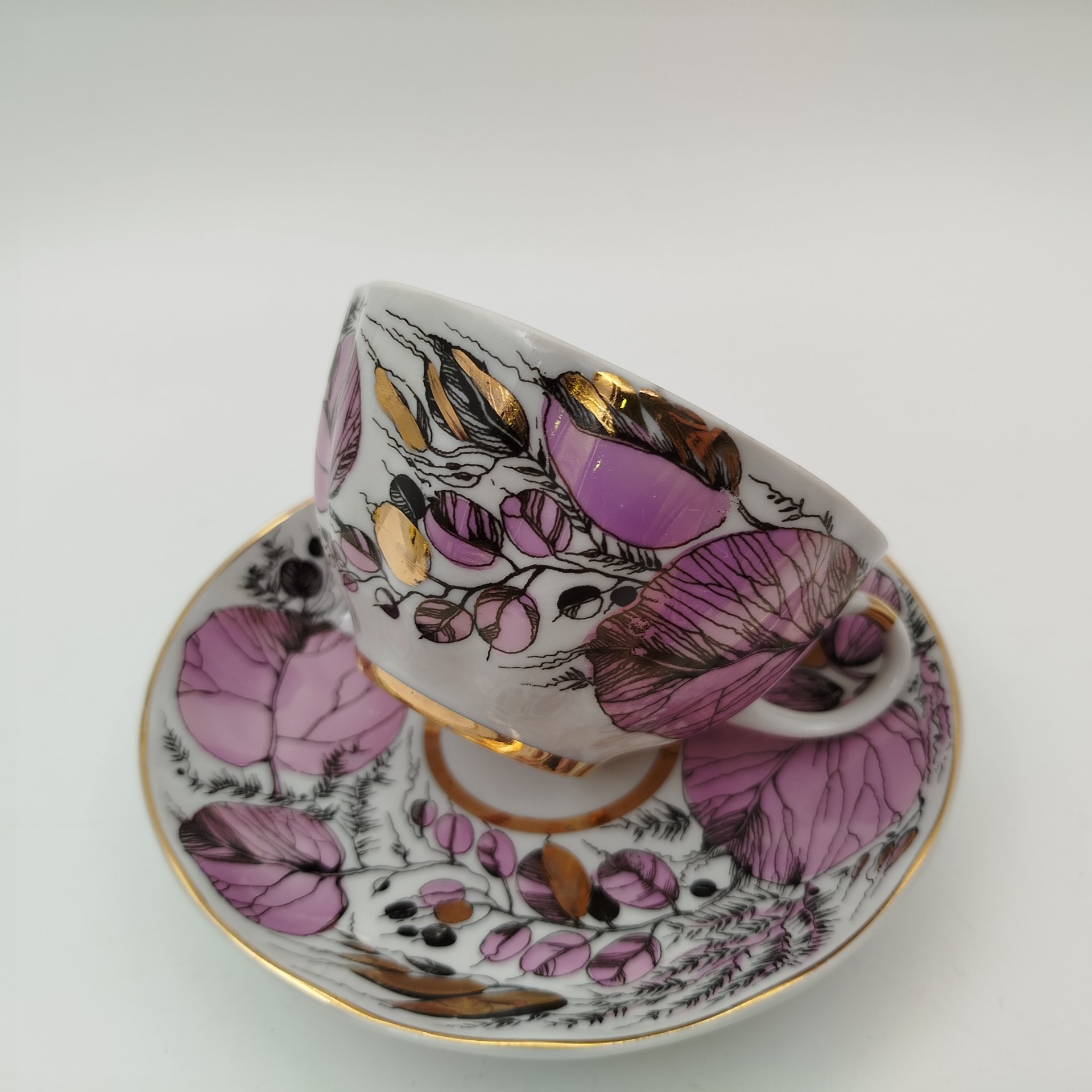 Чайная пара "Мой сад" в розовом оттенке, (из серии "Времена года"), форма "Тюльпан", автор формы С.Е. Яковлева, автор росписи Н.П. Славина, фарфор, деколь, люстр, золочение, Ленинградский фарфоровый завод (ЛФЗ), СССР, 1970-1991 гг.