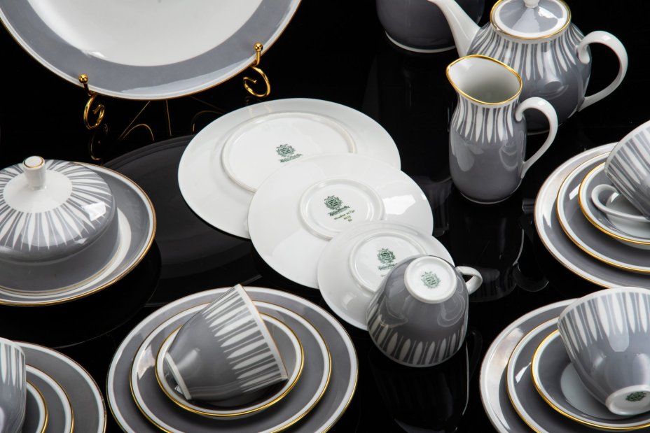Сервиз чайно-кофейный на 5 персон, украшенный лаконичным декором (25 предметов), фарфор, Weimar Porzellan (Веймарский фарфор), Германия, 1949-1980 гг.