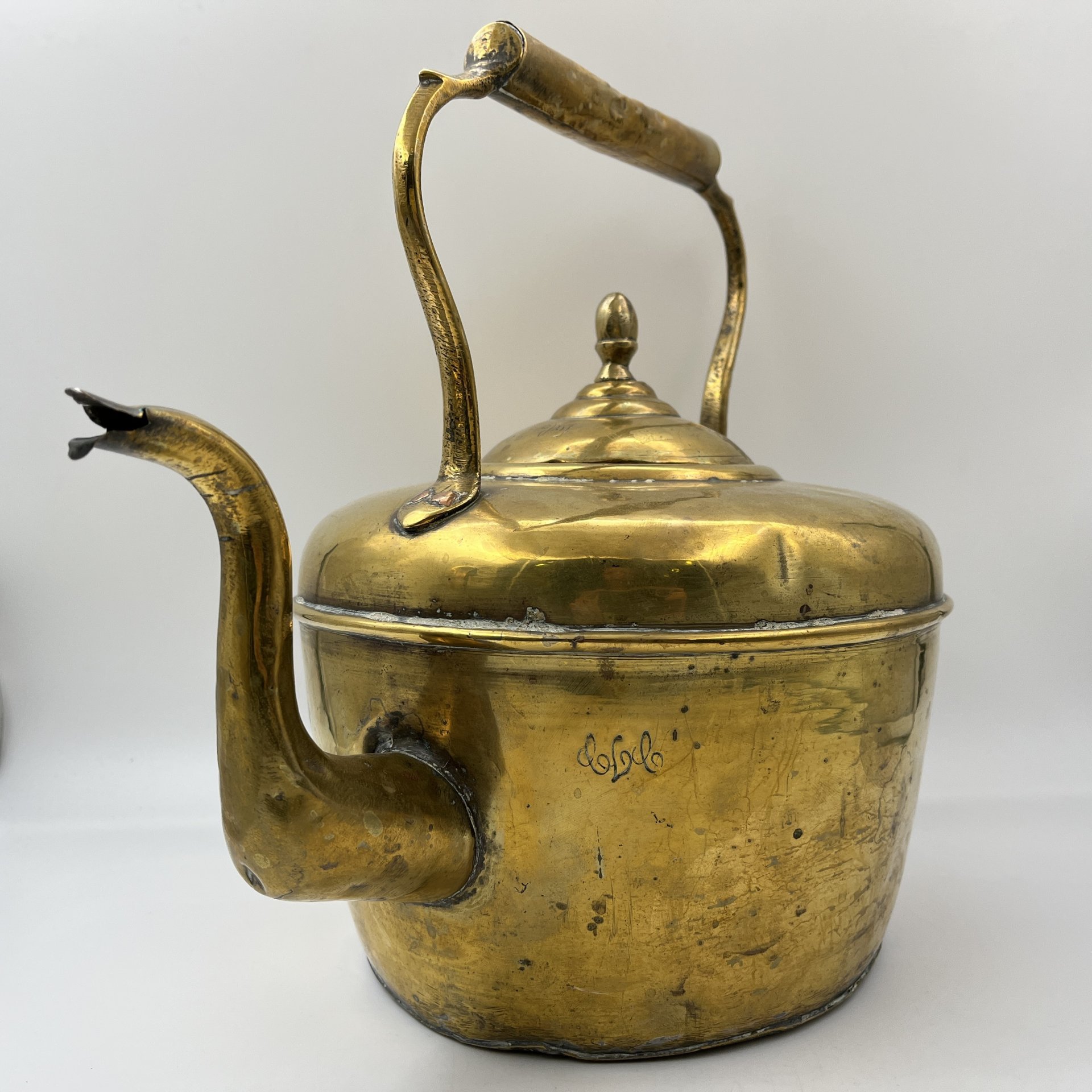 Чайник золотистого цвета (крупный)