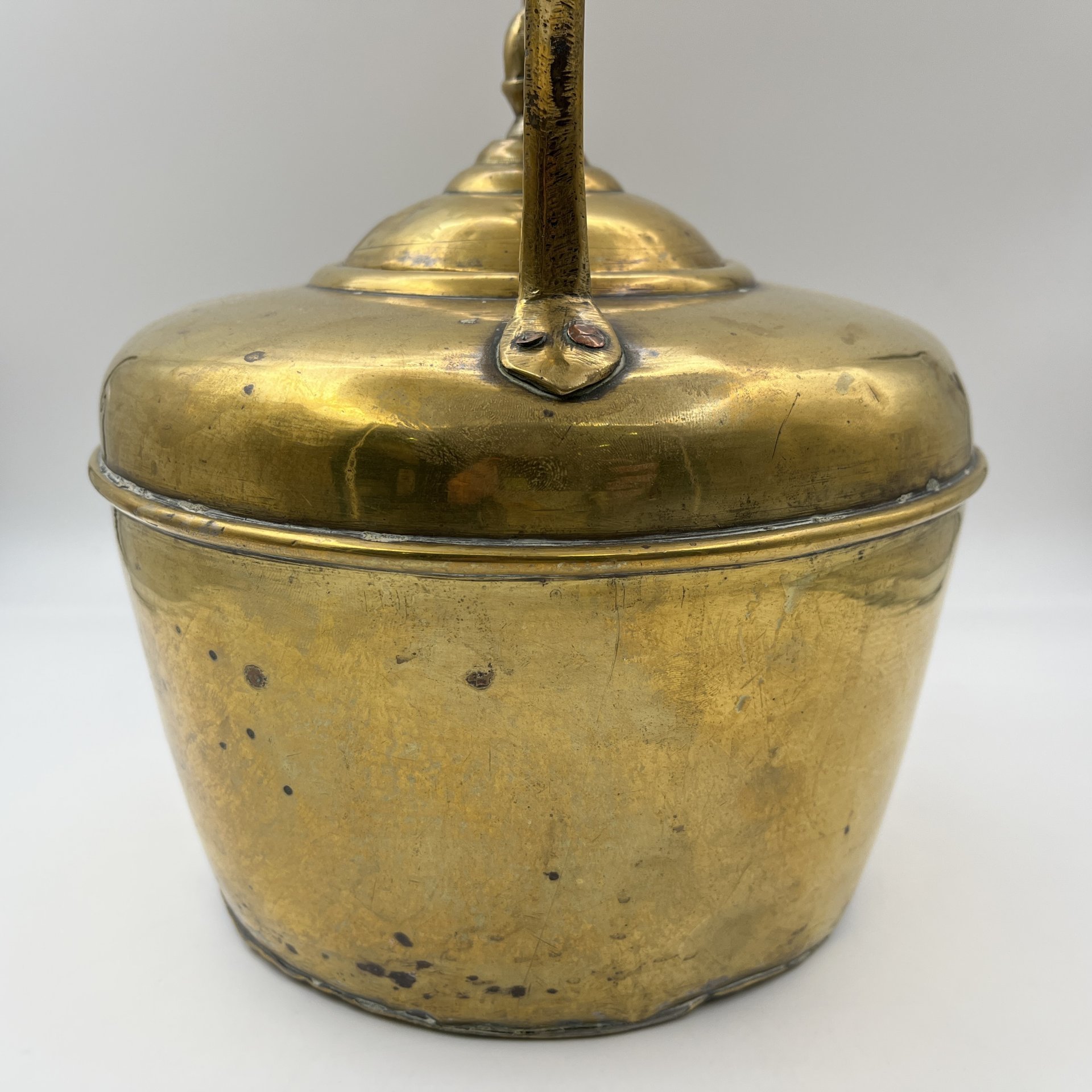 Чайник золотистого цвета (крупный)