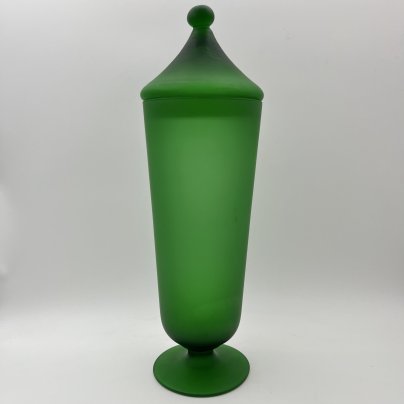 Ваза в виде кубка зеленого цвета