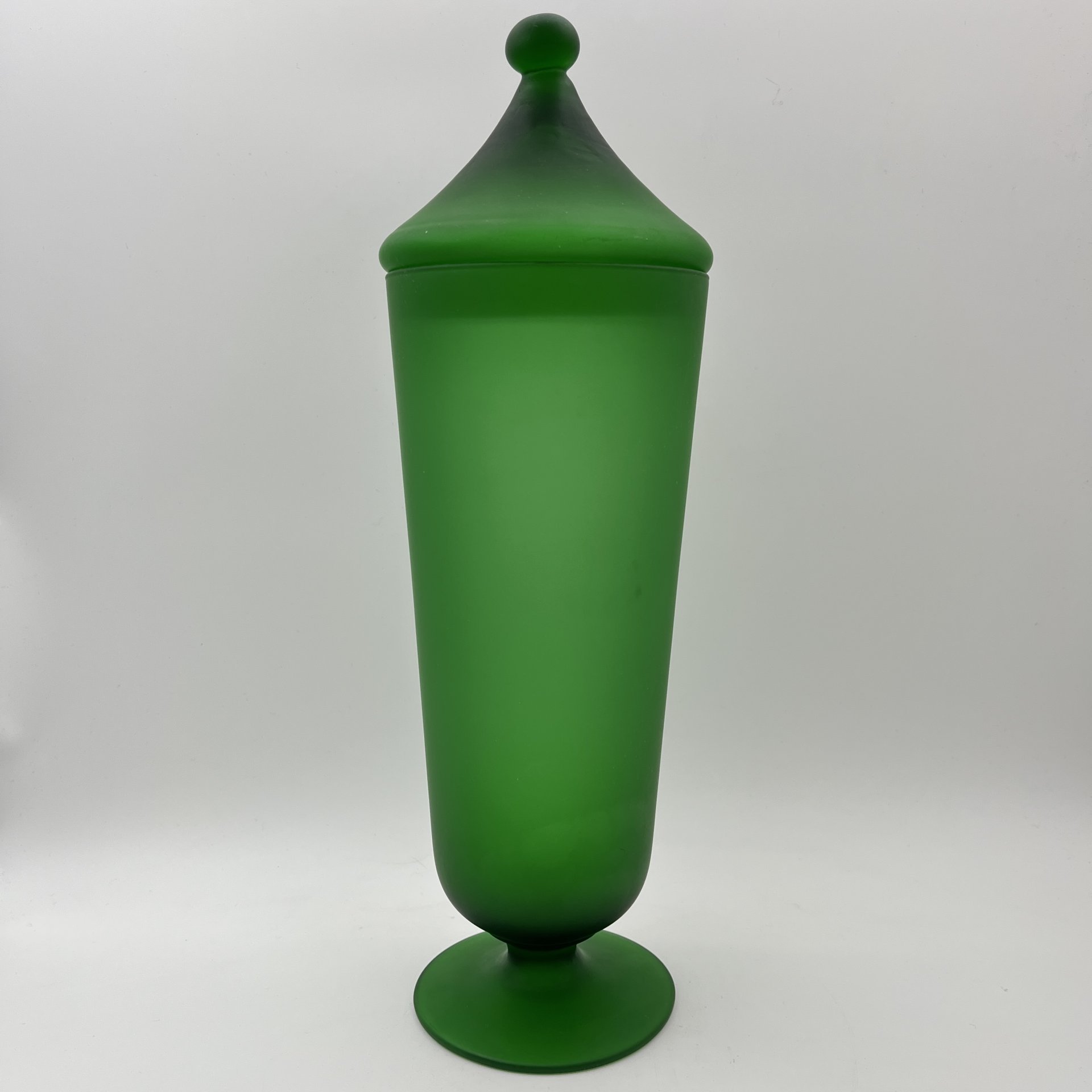 Ваза в виде кубка зеленого цвета
