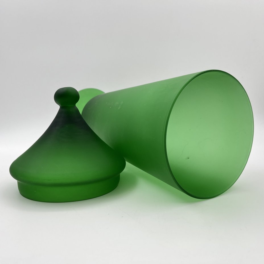 Ваза в виде кубка зеленого цвета