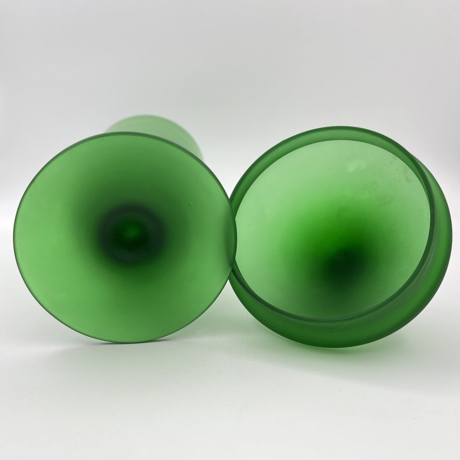 Ваза в виде кубка зеленого цвета