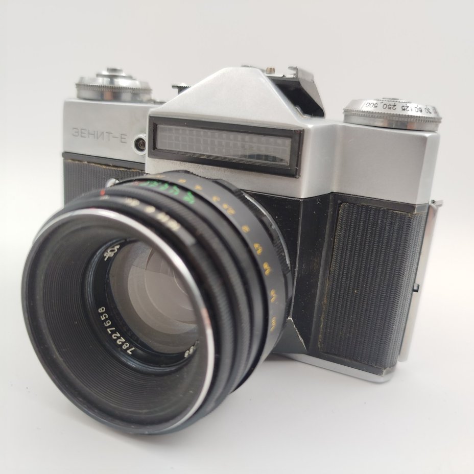 Фотоаппарат "Зенит-Е" с объективом "Гелиос 44-2" в оригинальном кофере, металл, кожа,  стекло, Белорусское оптико-механическое объединение (БелОМО), СССР, 1978 г., Белорусское оптико-механическое объединение (БелОМО)