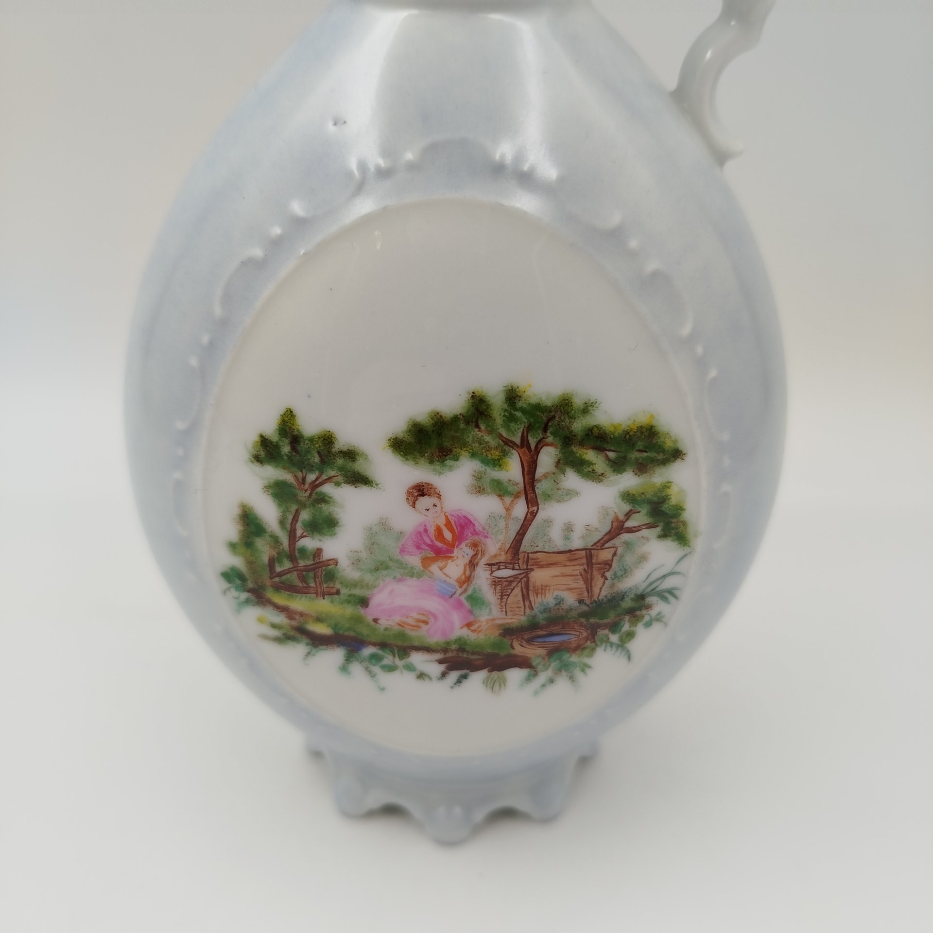 Кувшин декоративный голубого цвета с изображением женщины с ребенком в саду и птиц (в медальонах), Hackefors, фарфор, крытье, роспись, Швеция, 1950-1970 гг.