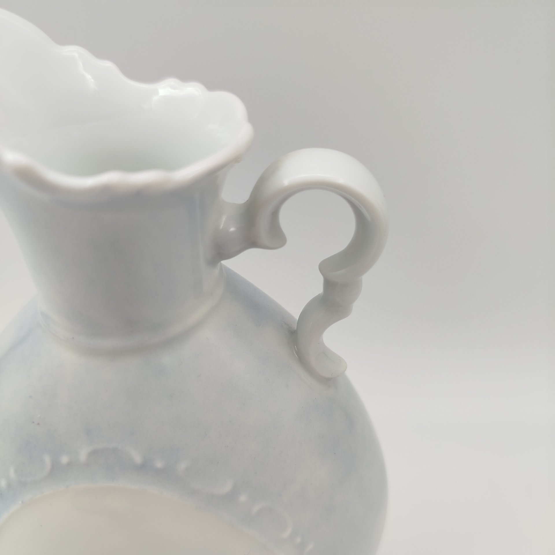 Кувшин декоративный голубого цвета с изображением женщины с ребенком в саду и птиц (в медальонах), Hackefors, фарфор, крытье, роспись, Швеция, 1950-1970 гг.