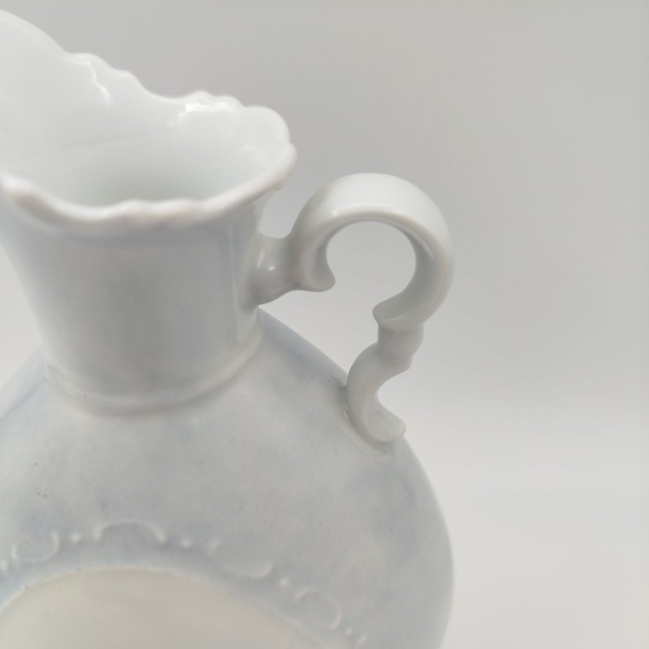 Кувшин декоративный голубого цвета с изображением женщины с ребенком в саду и птиц (в медальонах), Hackefors