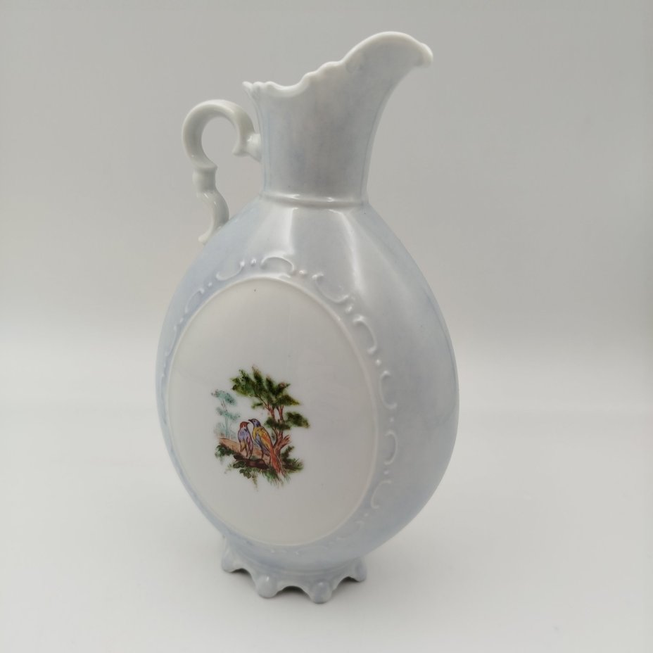 Кувшин декоративный голубого цвета с изображением женщины с ребенком в саду и птиц (в медальонах), Hackefors