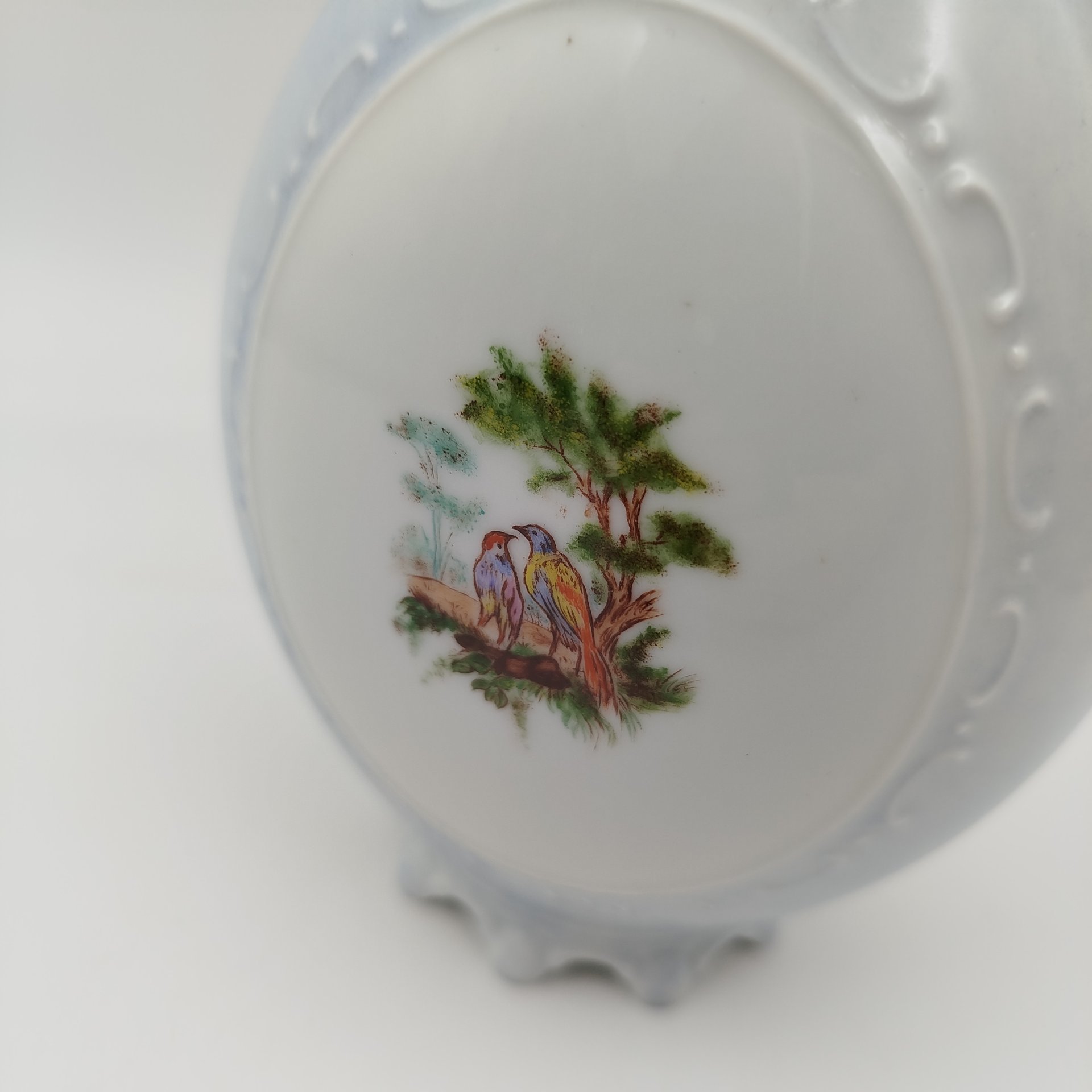 Кувшин декоративный голубого цвета с изображением женщины с ребенком в саду и птиц (в медальонах), Hackefors, фарфор, крытье, роспись, Швеция, 1950-1970 гг.