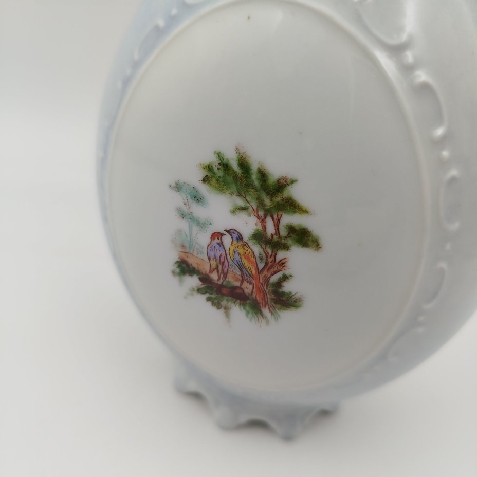 Кувшин декоративный голубого цвета с изображением женщины с ребенком в саду и птиц (в медальонах), Hackefors