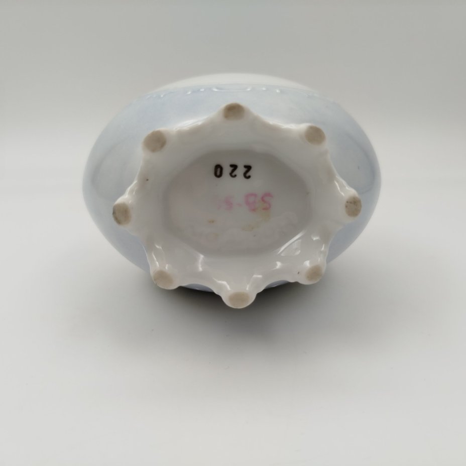 Кувшин декоративный голубого цвета с изображением женщины с ребенком в саду и птиц (в медальонах), Hackefors