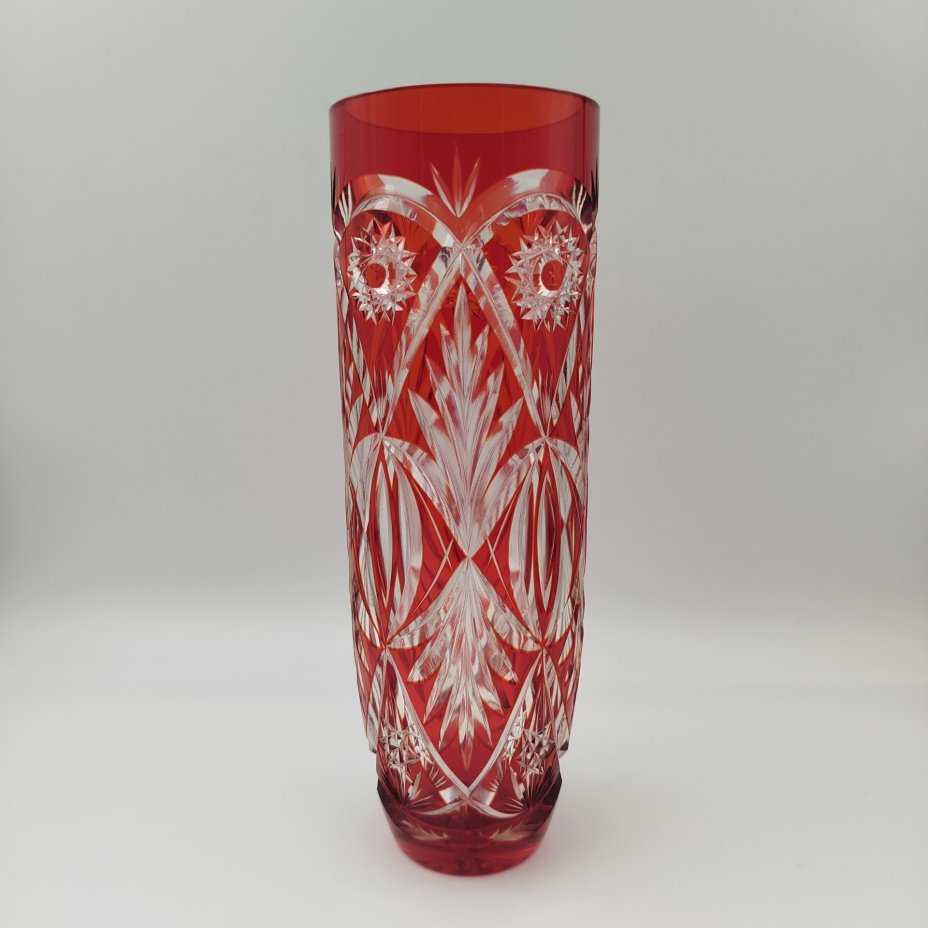 Ваза рубинового оттенка с растительно-звездчатым декором, хрусталь, нацвет, алмазная грань, СССР, 1970-1990 гг.