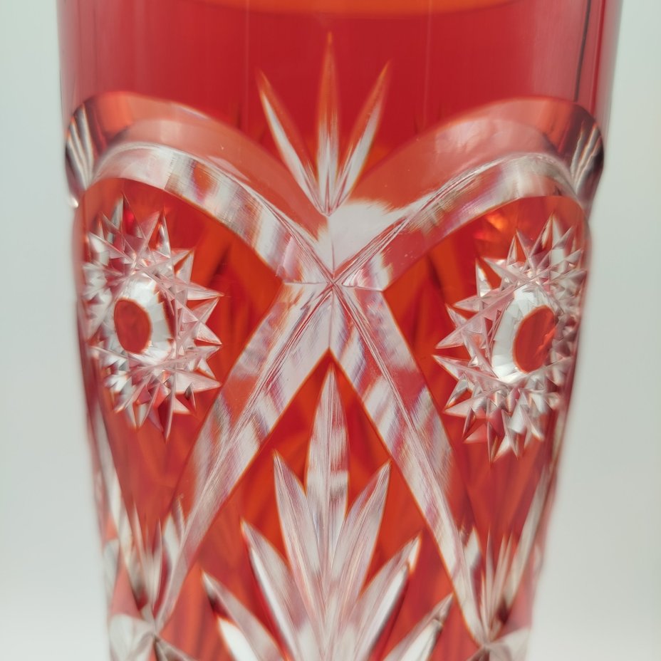 Ваза рубинового оттенка с растительно-звездчатым декором