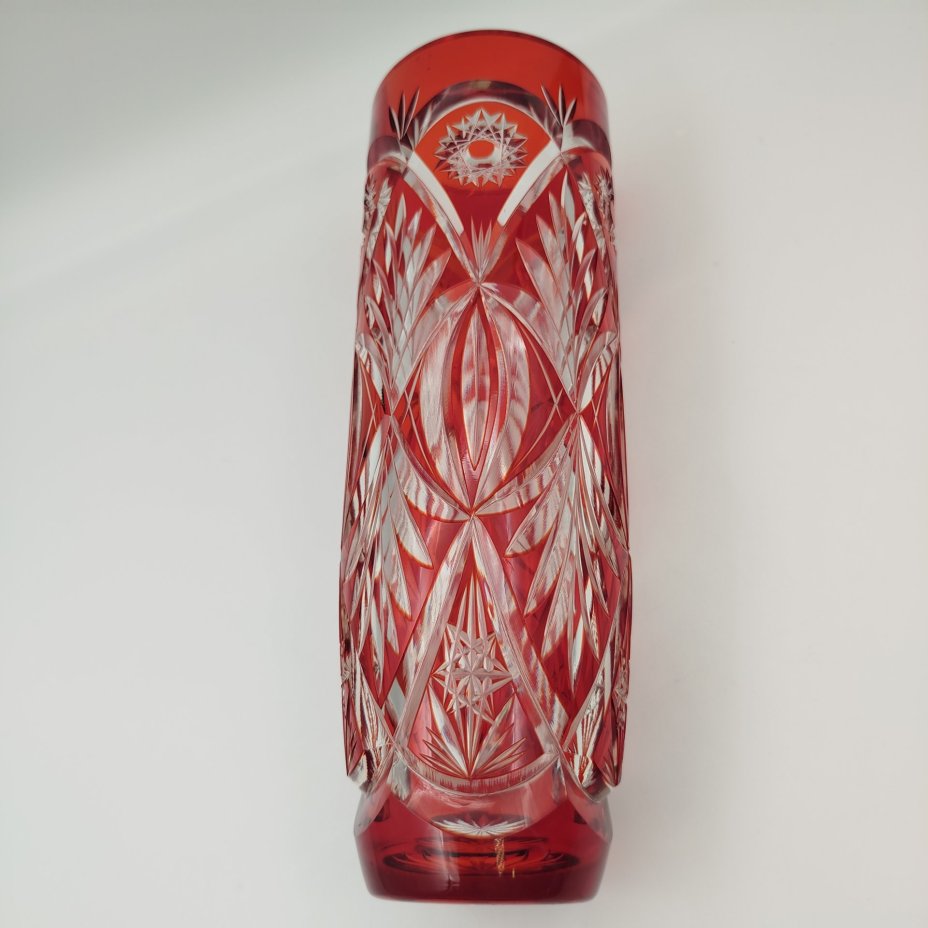 Ваза рубинового оттенка с растительно-звездчатым декором