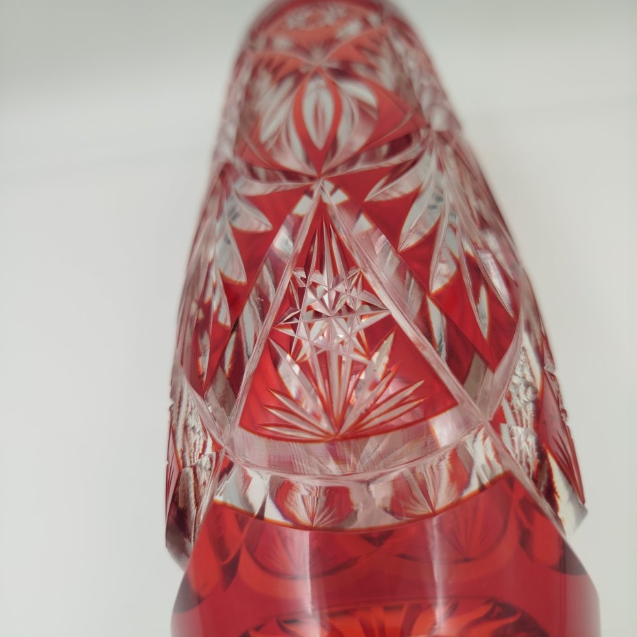 Ваза рубинового оттенка с растительно-звездчатым декором