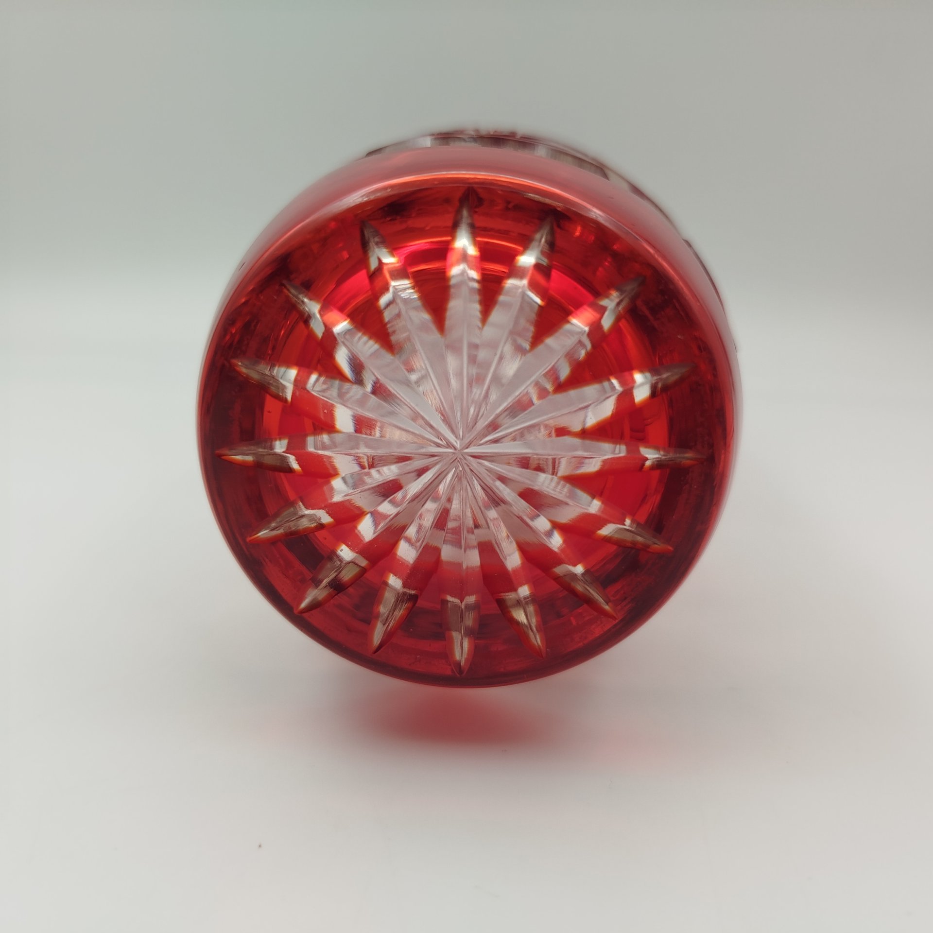 Ваза рубинового оттенка с растительно-звездчатым декором, хрусталь, нацвет, алмазная грань, СССР, 1970-1990 гг.