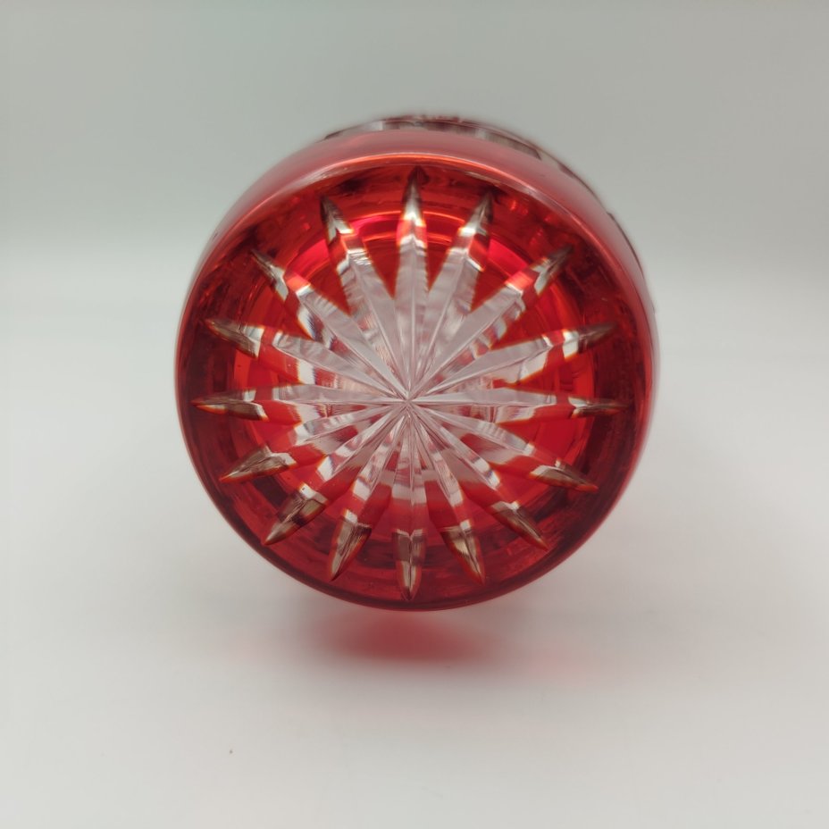 Ваза рубинового оттенка с растительно-звездчатым декором