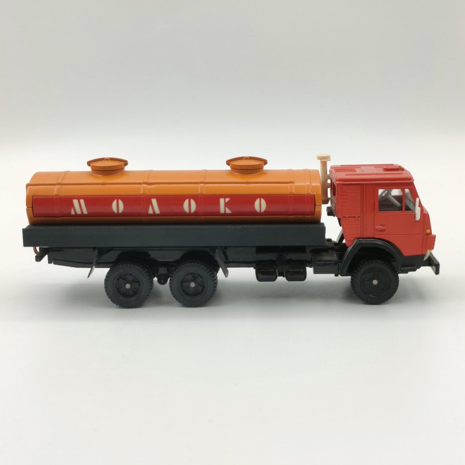 Автомобиль коллекционный "Камаз 53212. Молоковоз"