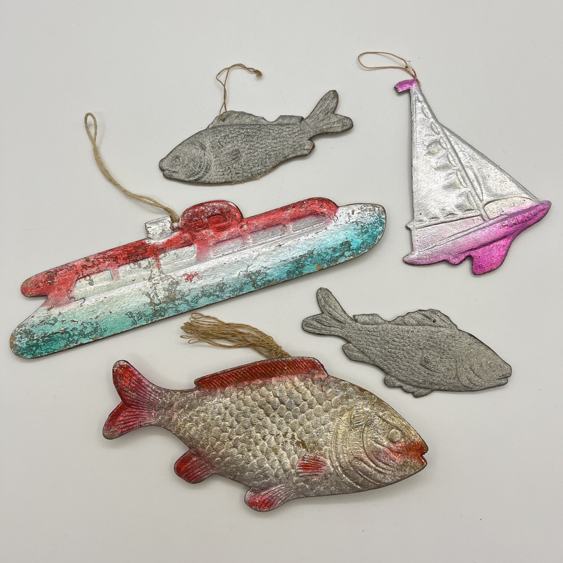 Набор из 5-ти винтажных ёлочных игрушек различных форм и расцветок, картон, штамповка, аэрография, СССР, 1960-1980 гг.