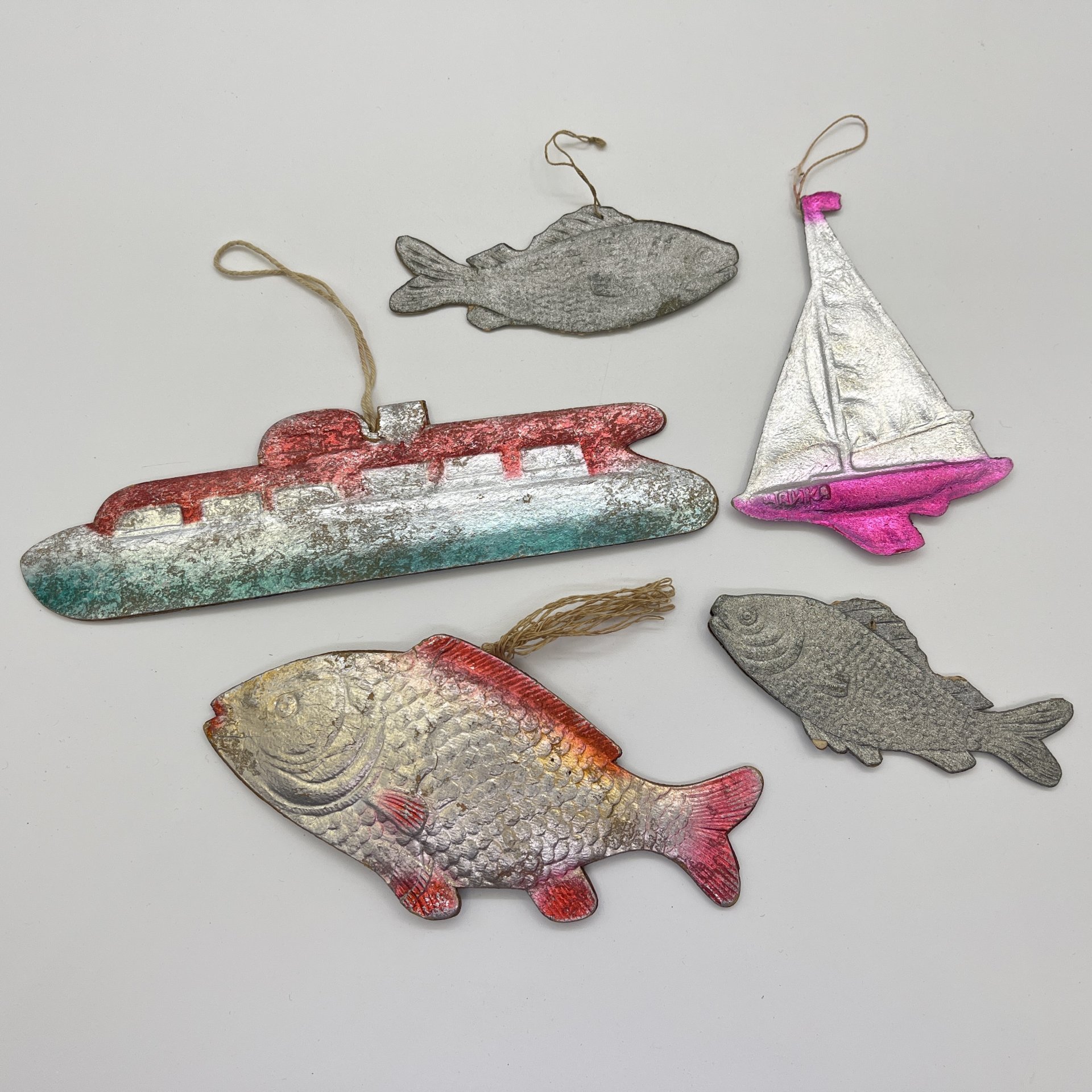 Набор из 5-ти винтажных ёлочных игрушек различных форм и расцветок, картон, штамповка, аэрография, СССР, 1960-1980 гг.