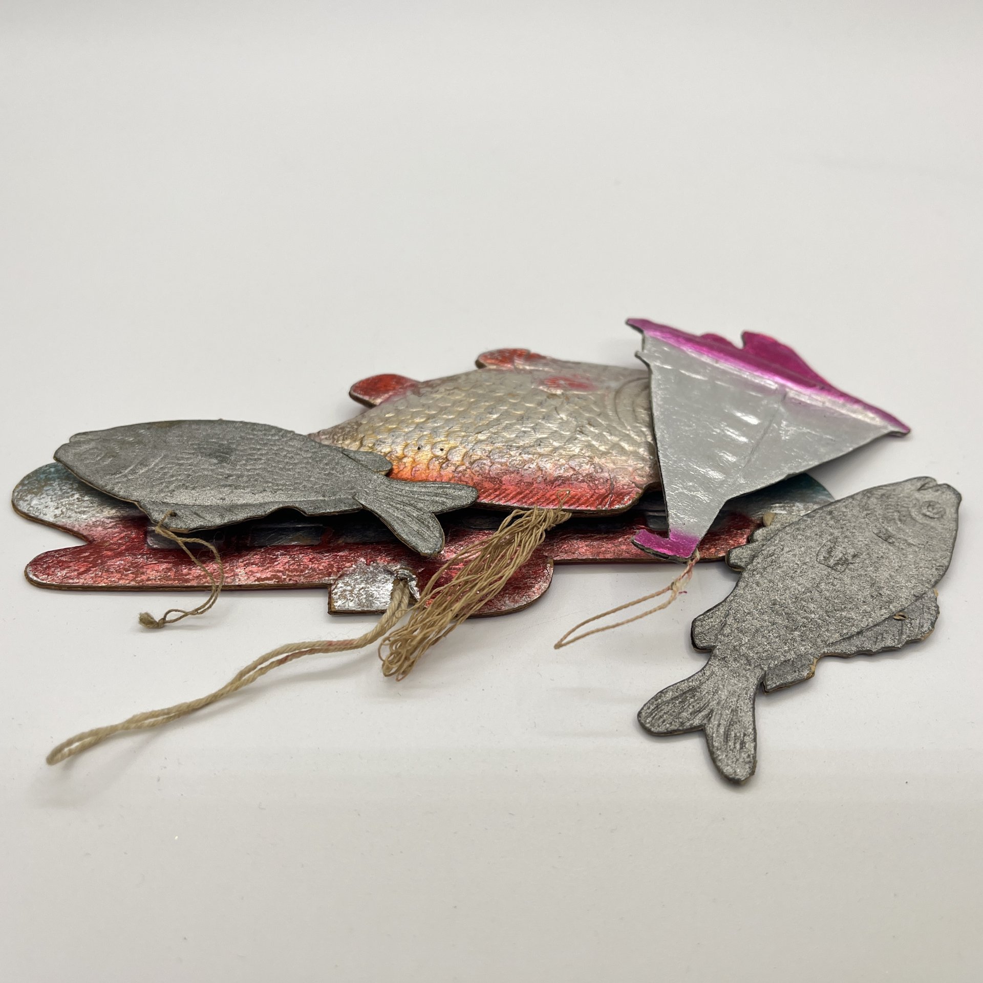 Набор из 5-ти винтажных ёлочных игрушек различных форм и расцветок, картон, штамповка, аэрография, СССР, 1960-1980 гг.