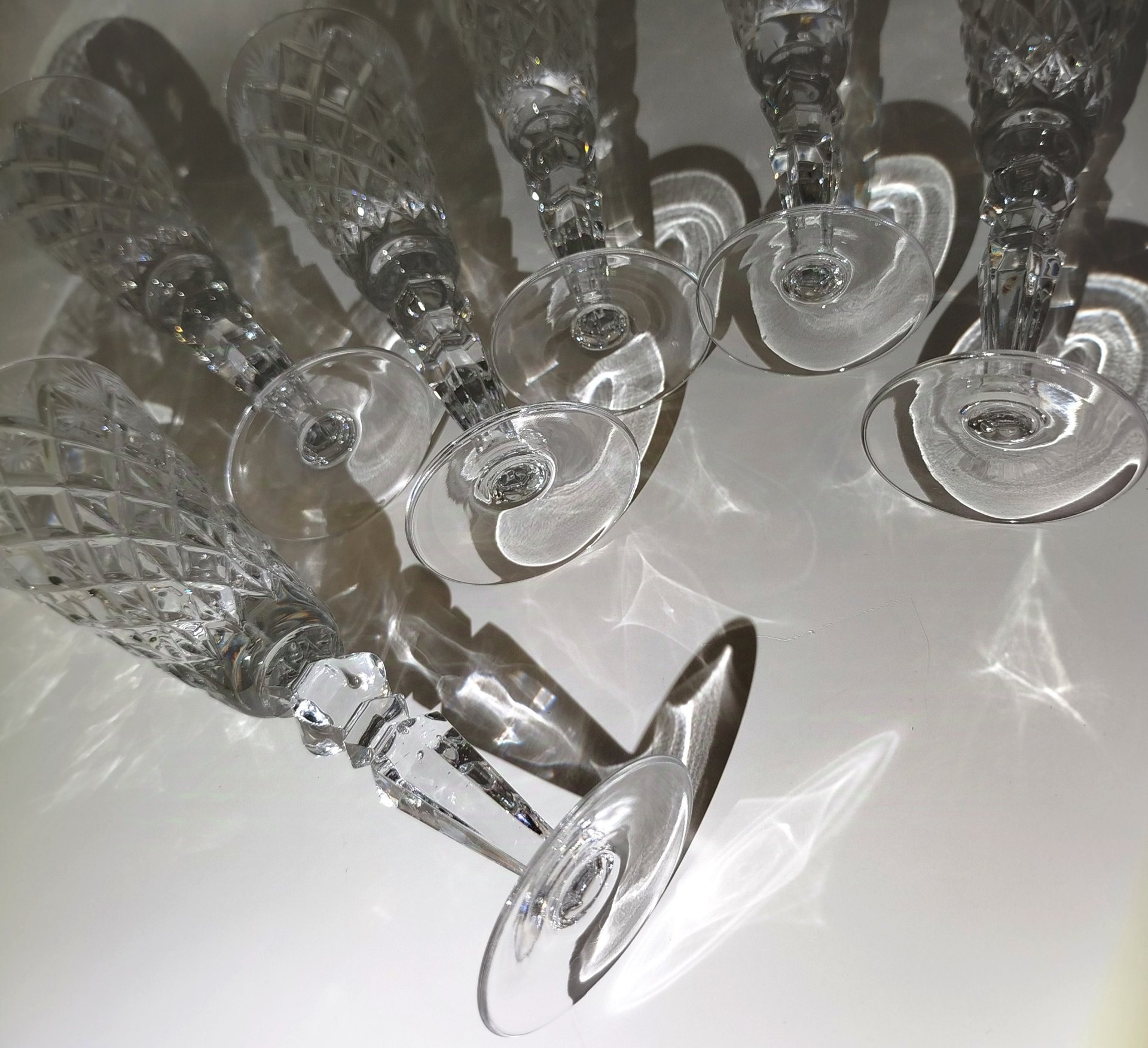 Набор бокалов для шампанского, украшенных геометрическим декором на 6 персон, автор Корнеев В. В., Гусевской хрустальный завод (Гусь-Хрустальный)