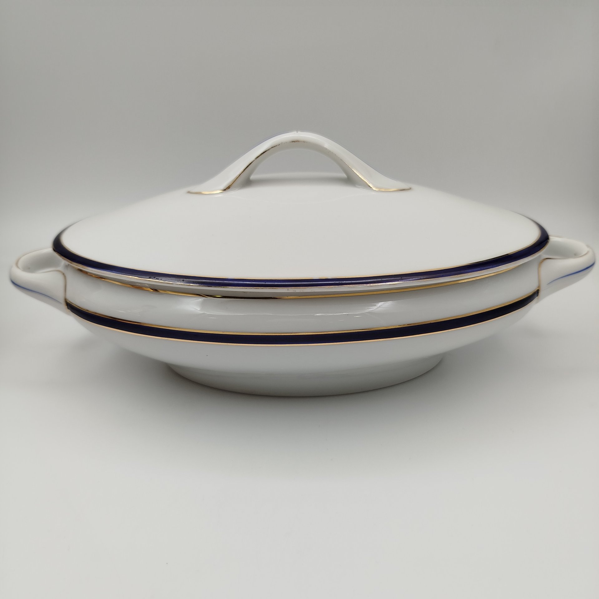 Терина для подачи горячих блюд с кобальтовым кантом и золотистой обводкой, фарфор, золочение, Krister Porzellan-Manufaktur (KPM), Германия, 1904-1927 гг.