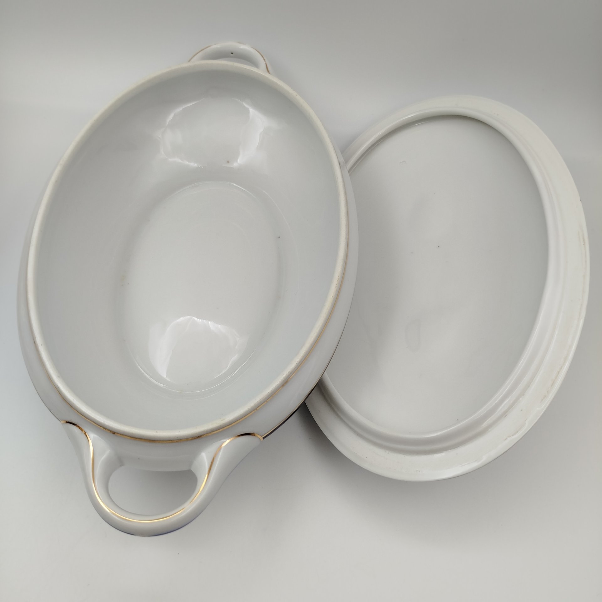 Терина для подачи горячих блюд с кобальтовым кантом и золотистой обводкой, фарфор, золочение, Krister Porzellan-Manufaktur (KPM), Германия, 1904-1927 гг.