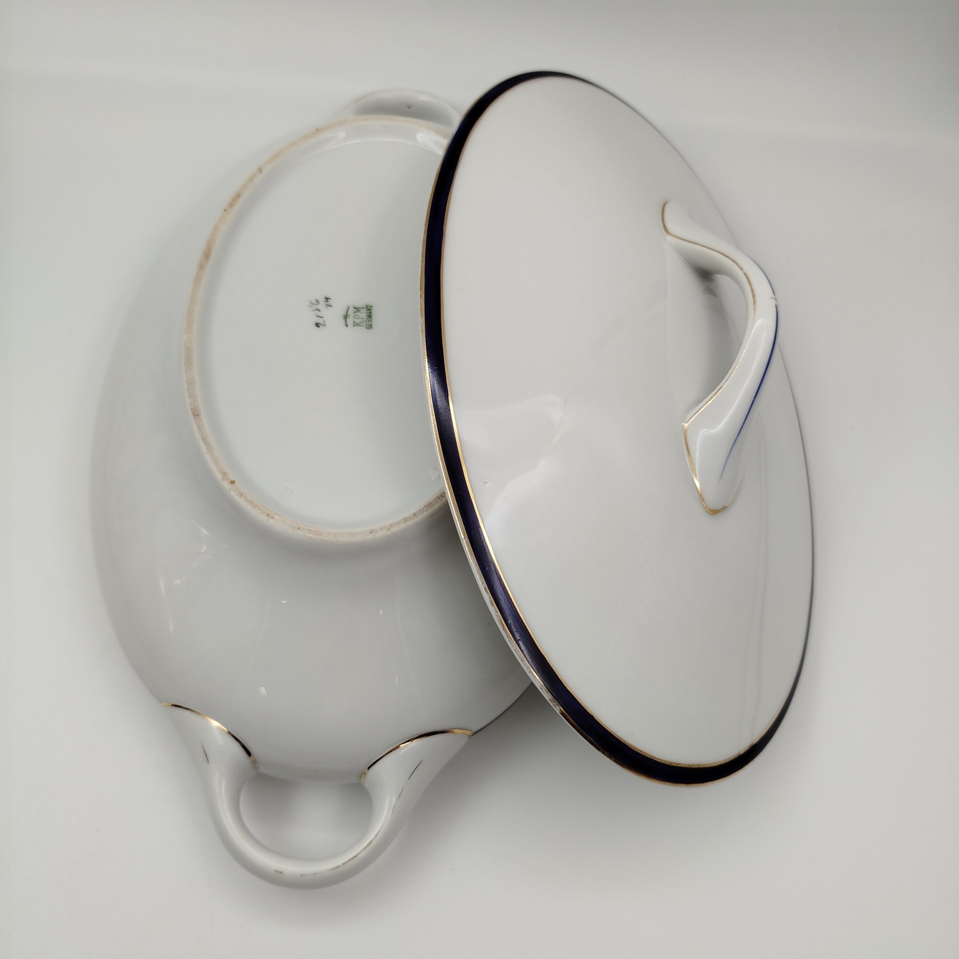 Терина для подачи горячих блюд с кобальтовым кантом и золотистой обводкой, фарфор, золочение, Krister Porzellan-Manufaktur (KPM), Германия, 1904-1927 гг.