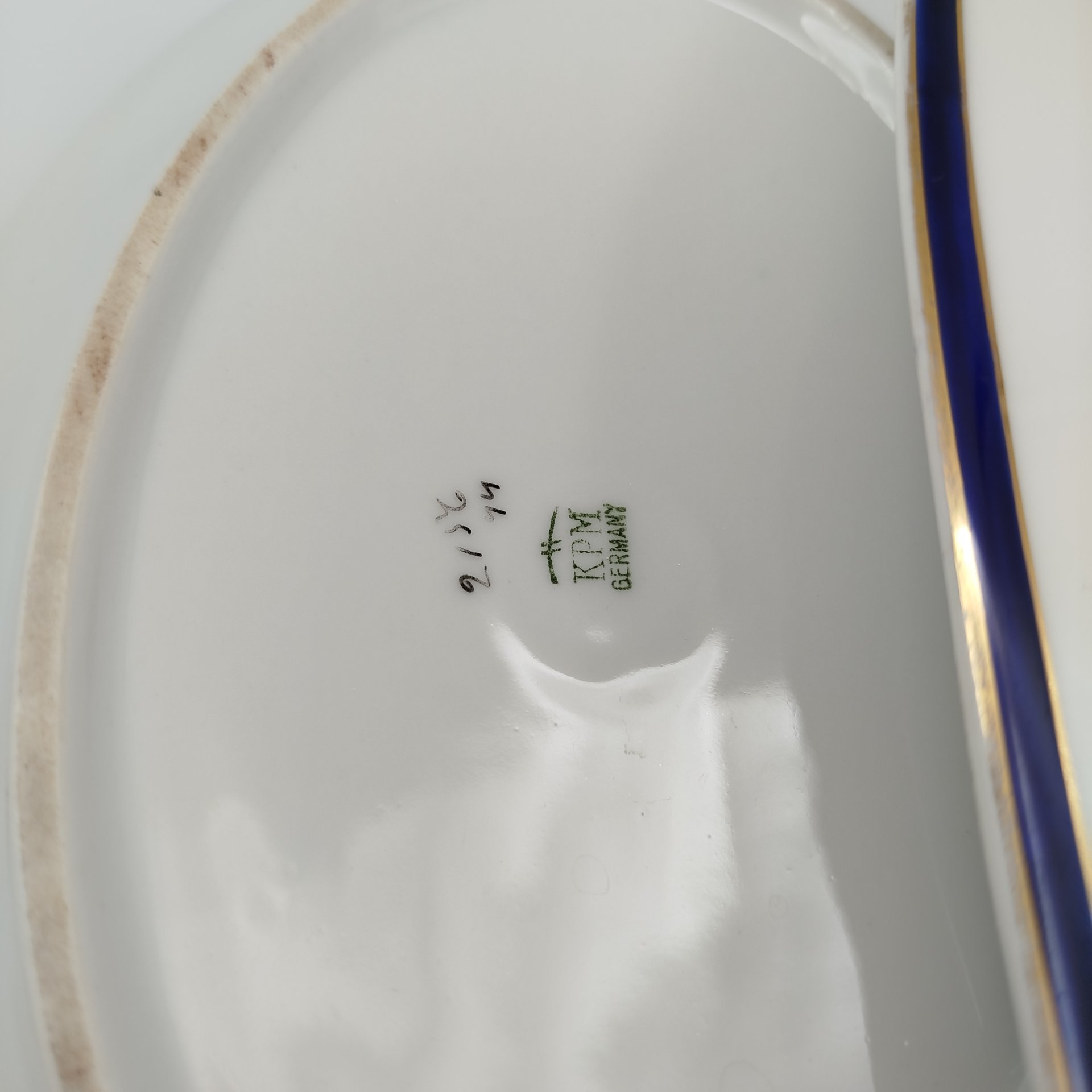 Терина для подачи горячих блюд с кобальтовым кантом и золотистой обводкой, фарфор, золочение, Krister Porzellan-Manufaktur (KPM), Германия, 1904-1927 гг.