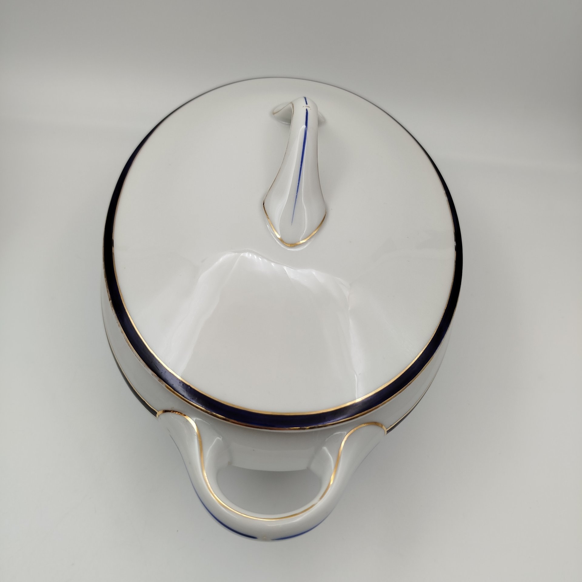 Терина для подачи горячих блюд с кобальтовым кантом и золотистой обводкой, фарфор, золочение, Krister Porzellan-Manufaktur (KPM), Германия, 1904-1927 гг., Krister Porzellan-Manufaktur (KPM)