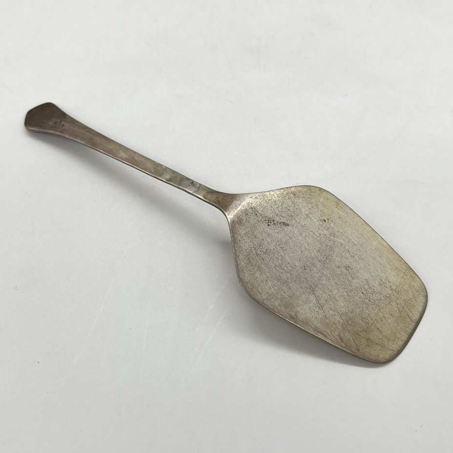 Лопатка сервировочная с геометрическим декором, мНЦ (медь-никель-цинк), Таллинский ювелирный завод, СССР, 1960-1990 гг., Таллинский ювелирный завод