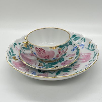 Сервировочный набор из чайной пары и тарелки с расписным цветочным декором, фарфор, роспись, Ленинградский фарфоровый завод (ЛФЗ), СССР, 1970-1990 гг.