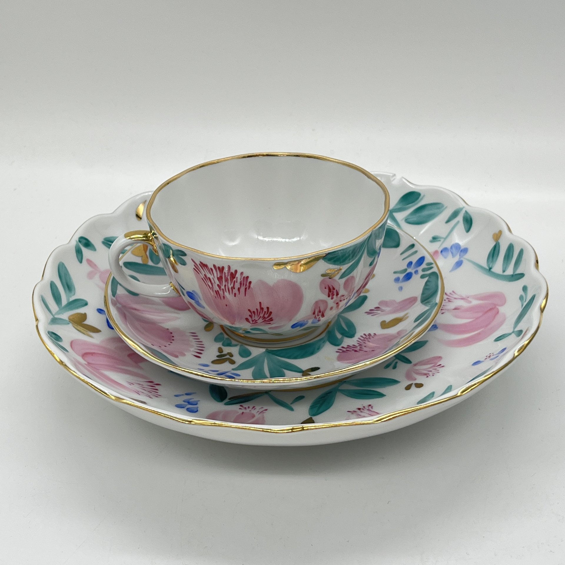 Сервировочный набор из чайной пары и тарелки с расписным цветочным декором, фарфор, роспись, Ленинградский фарфоровый завод (ЛФЗ), СССР, 1970-1990 гг.