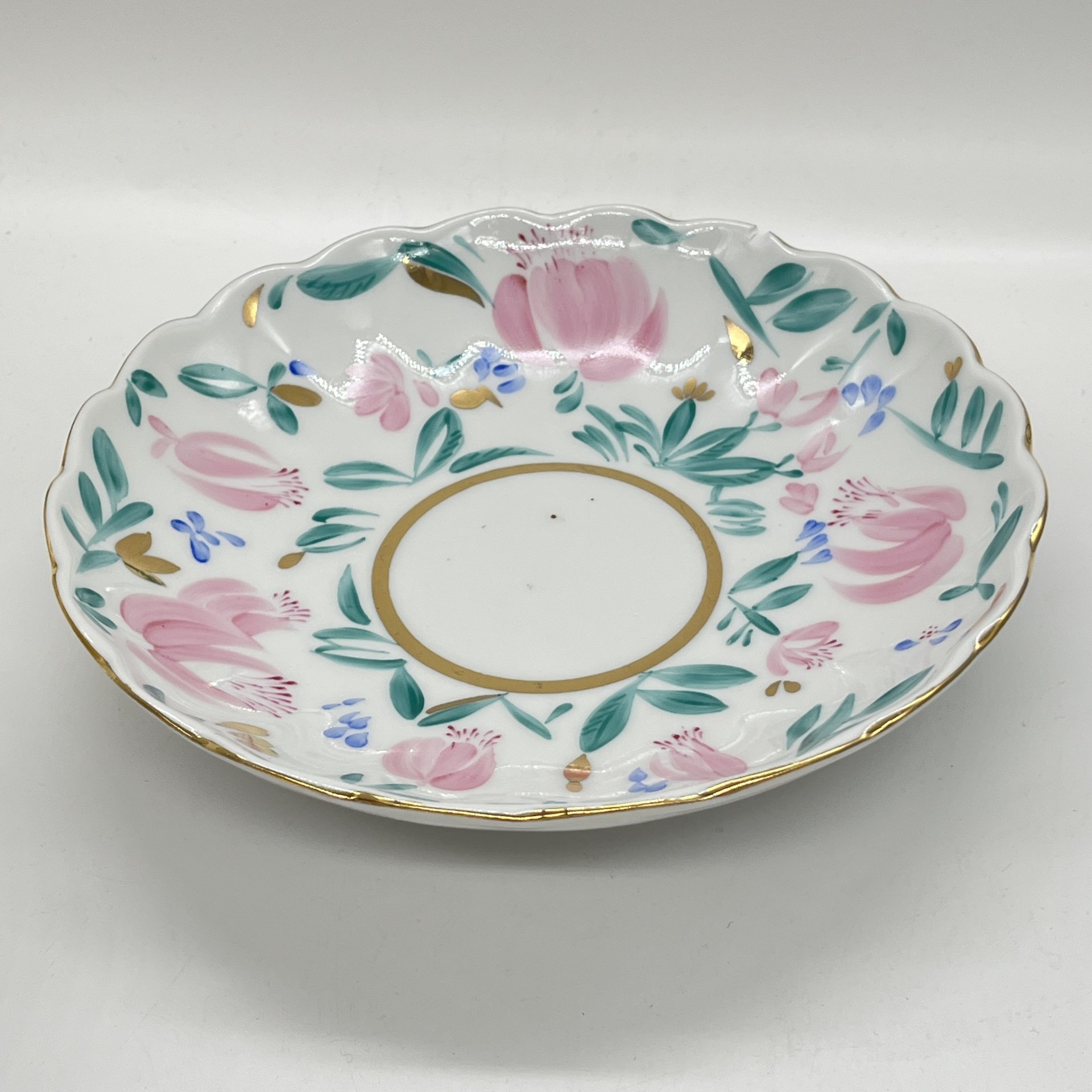 Сервировочный набор из чайной пары и тарелки с расписным цветочным декором, фарфор, роспись, Ленинградский фарфоровый завод (ЛФЗ), СССР, 1970-1990 гг.