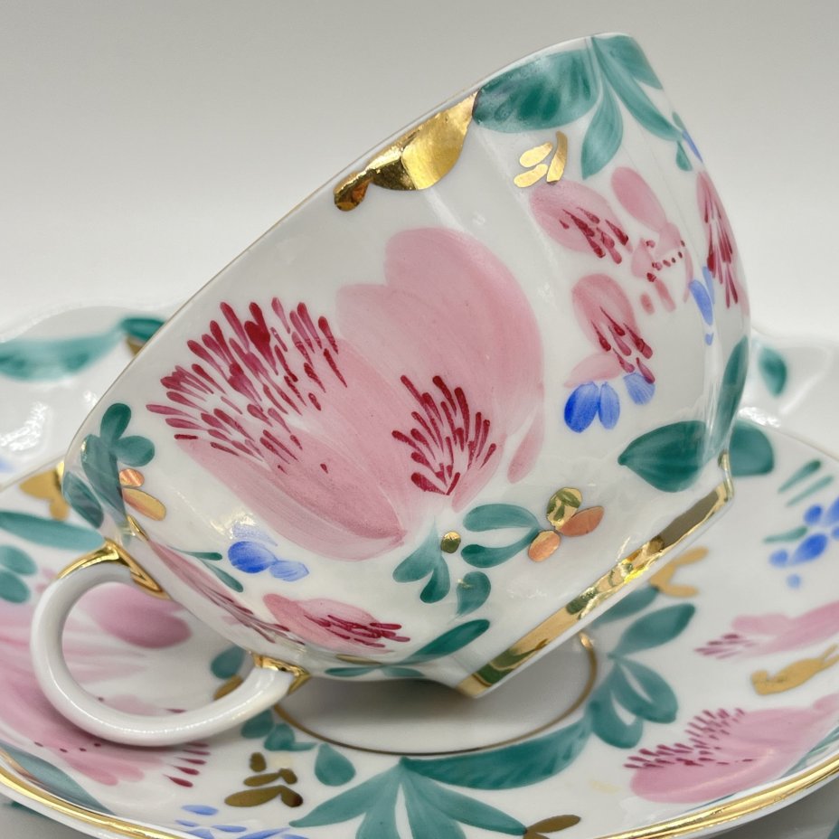 Сервировочный набор из чайной пары и тарелки с расписным цветочным декором, фарфор, роспись, Ленинградский фарфоровый завод (ЛФЗ), СССР, 1970-1990 гг.