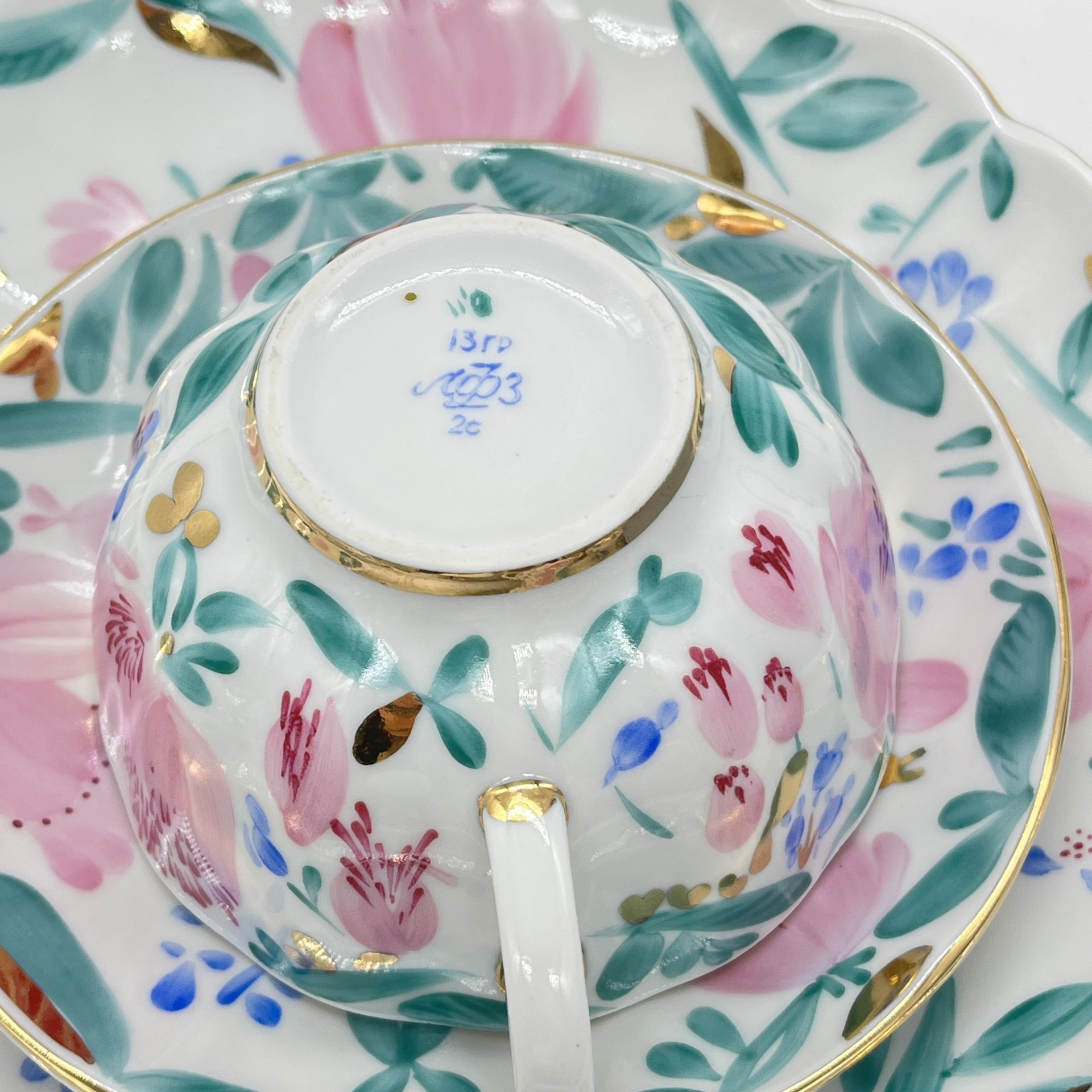 Сервировочный набор из чайной пары и тарелки с расписным цветочным декором, фарфор, роспись, Ленинградский фарфоровый завод (ЛФЗ), СССР, 1970-1990 гг.